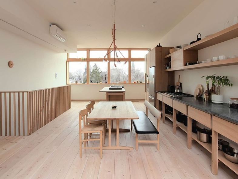 Bạn yêu thích những không gian nhà bếp đơn giản nhưng đầy tính thẩm mỹ? Những ngày này, những giải pháp kiến trúc Nhật Bản đang dần được ưa chuộng hơn bao giờ hết. Với thiết kế tối giản, hài hòa từ màu sắc đến khối lượng nội thất, không gian nhà bếp kiểu Nhật sẽ mang lại cho bạn những trải nghiệm nấu nướng thật tuyệt vời!